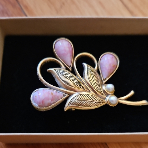 Vintage Gold Leaf Brooch with Pink Stones - Picture 1 of 4